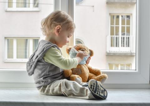 Un contact étroit avec des parents infectés symptomatiques peut suffire à déclencher une réponse immunitaire chez l’enfant ? (Visuel Adobe Stock 328518630). Un contact étroit avec des parents infectés symptomatiques peut suffire à déclencher une réponse immunitaire chez l’enfant ? (Visuel Adobe Stock 328518630).