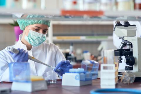 Il existe bien un lien entre certains facteurs génétiques et la vulnérabilité à l’infection à SARS-CoV-2 et/ou la propension à développer, en cas d’infection, une forme sévère de la maladie COVID-19 (Visuel Adobe Stock 330189630) Il existe bien un lien entre certains facteurs génétiques et la vulnérabilité à l’infection à SARS-CoV-2 et/ou la propension à développer, en cas d’infection, une forme sévère de la maladie COVID-19 (Visuel Adobe Stock 330189630)