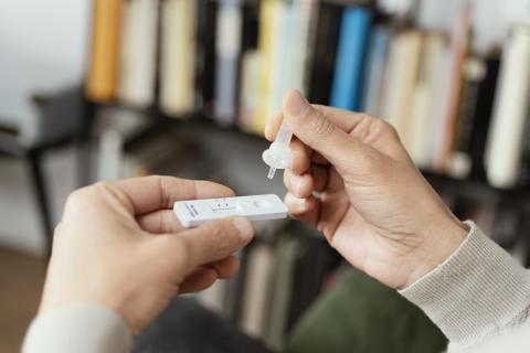 Adresser par la poste un paquet de home-tests de détection du SRAS-CoV-2 à tous les foyers et demander à chacun d’en effectuer un par semaine (Visuel Adobe Stock 412831671) Adresser par la poste un paquet de home-tests de détection du SRAS-CoV-2 à tous les foyers et demander à chacun d’en effectuer un par semaine (Visuel Adobe Stock 412831671)