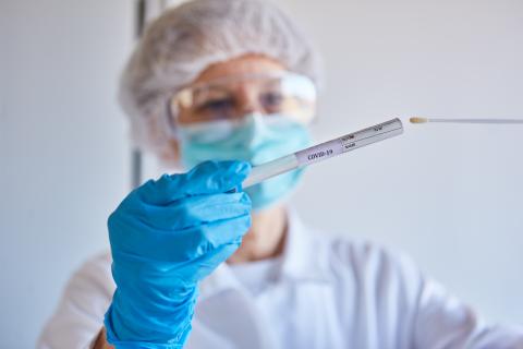 Durant les semaines qui ont suivi la fin du premier confinement en France, pour 1 cas confirmé, 9 personnes présentant des symptômes du COVID-19 n'auraient pas été détectées (Visuel Adobe Stock 334179763). Durant les semaines qui ont suivi la fin du premier confinement en France, pour 1 cas confirmé, 9 personnes présentant des symptômes du COVID-19 n'auraient pas été détectées (Visuel Adobe Stock 334179763).