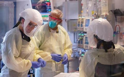 Décès, réhospitalisation, troubles de la santé mentale, perte d’emploi et problèmes financiers, le fardeau reste lourd à porter nous explique cette équipe de la Michigan Medicine (Visuel Michigan Medicine) Décès, réhospitalisation, troubles de la santé mentale, perte d’emploi et problèmes financiers, le fardeau reste lourd à porter nous explique cette équipe de la Michigan Medicine (Visuel Michigan Medicine)