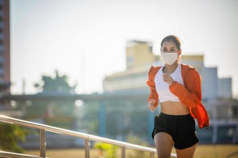 Pratiquer l’exercice avec un masque, oui, c’est tout à fait possible car les masques n'altèrent pas la fonction pulmonaire pendant l'activité physique (Visuel Adobe Stock 330880057) Pratiquer l’exercice avec un masque, oui, c’est tout à fait possible car les masques n'altèrent pas la fonction pulmonaire pendant l'activité physique (Visuel Adobe Stock 330880057)