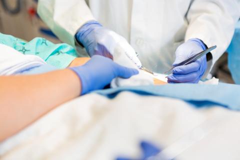 Des sutures de nouvelle génération, intelligentes car capables de véhiculer et d’administrer des médicaments, de prévenir les infections et de surveiller les plaies ? (Visuel Fotolia) Des sutures de nouvelle génération, intelligentes car capables de véhiculer et d’administrer des médicaments, de prévenir les infections et de surveiller les plaies ? (Visuel Fotolia)