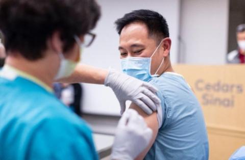 1 seule dose de vaccin (pour les schémas de vaccination à 2 doses) pourrait être suffisamment efficace à protéger les personnes ayant été déjà infectées par le SARS-CoV-2, le virus responsable de COVID-19 (Visuel Cedars-Sinai) 1 seule dose de vaccin (pour les schémas de vaccination à 2 doses) pourrait être suffisamment efficace à protéger les personnes ayant été déjà infectées par le SARS-CoV-2, le virus responsable de COVID-19 (Visuel Cedars-Sinai)