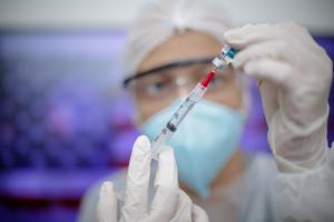 Une efficacité vaccinale plus élevée avec un intervalle plus long entre la première et la deuxième dose standard (Visuel Adobe Stock 411803402) 