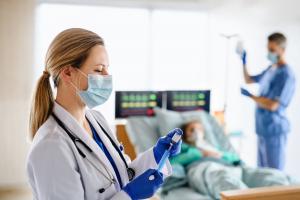 Ce nouveau bilan des résultats de jeunes adultes hospitalisés avec COVID-19 qui révèle un taux de formes sévères et de complications non négligeable appelle à respecter au maximum les gestes barrière (Visuel Adobe Stock 332747068)