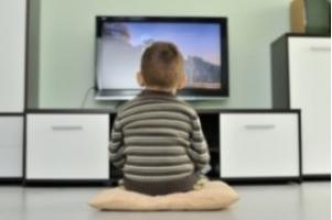 Les petits américains, âgés de 8 mois à 8 ans, seraient exposés à près de 4 heures de télévision par jour.